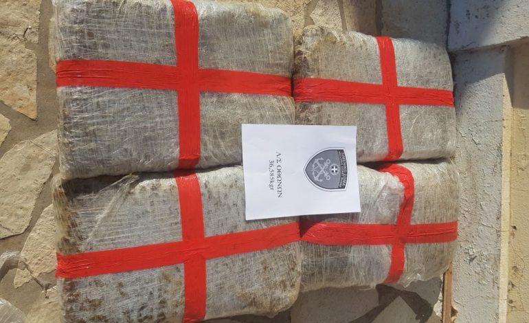 PO PLUSKONTE PRANË KANALIT TË KORFUZIT/ Gjenden 36 kg drogë, policia greke…