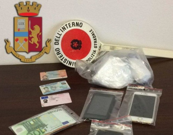 MBANIN 16 MIJË EURO KOKAINË NË MAKINË/ Shqiptari dhe rusja punonin si “KORRIERË” droge. Policia i gjeti duke…