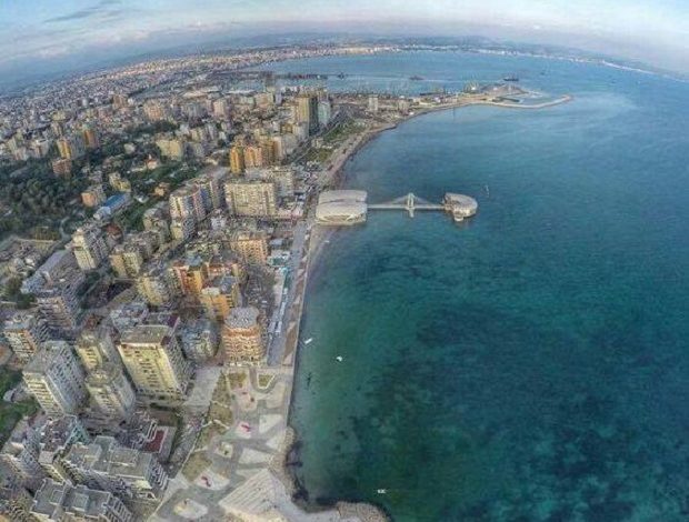 KOMENTET/ Turisti francez: Shkoni me traget në Durrës se është qejf, shqiptari: Më “llom” nuk ka ku vete
