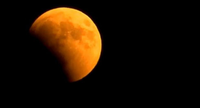 Hëna merr ngjyrë të kuqe. Shihni fenomenin e rrallë (FOTO)
