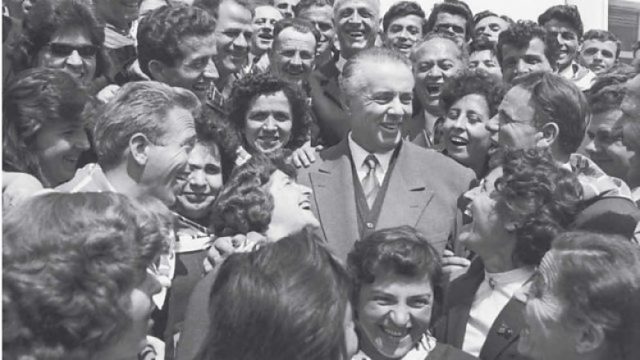 Enver Hoxha: Ata që janë shkolluar jashtë vendit të punojnë në bazë, vetëm kështu brumosen dhe kaliten