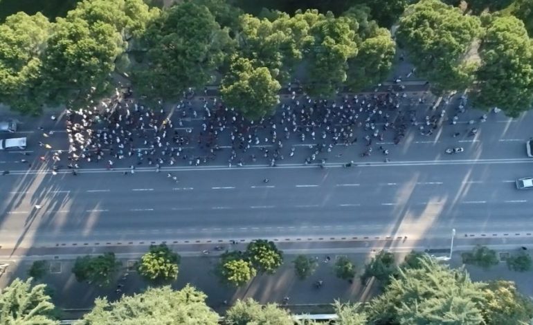 PROTESTA/ Tirana “braktis” kundërshtarët e TEATRIT pas botimit të skandaleve, pak njerëz në Bulevard… (FOTOLAJM)