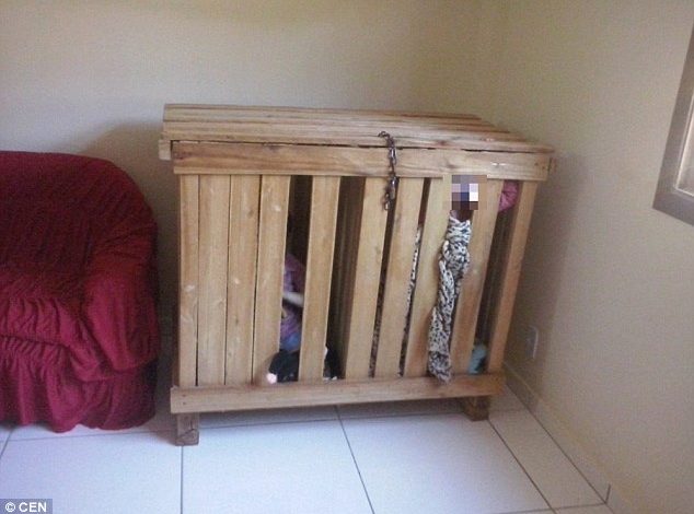 Prindërit mbyllin binjakët 3 vjeçarë në kafaz për të shkuar në punë