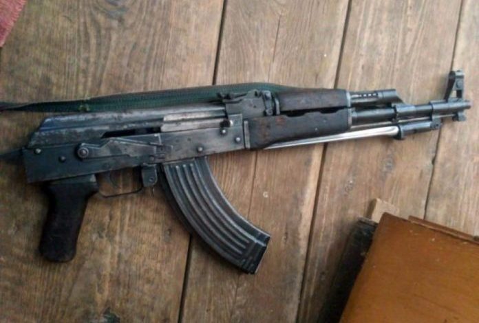 NDODH NË GRAMSH/ Kapet “MAT” 27 vjeçari me AUTOMATIK në banesë. E kishte për… (EMRI)