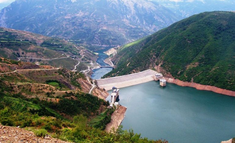 RESHJET E QERSHORIT/ Hidroçentrali i Fierzës rritet në kuotat maksimale. SHIU ka shtuar prurje në…