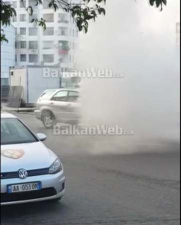 ALARMOHEN KALIMTARËT TE “ZOGU I ZI”/ Makina shpërthen në flakë në mes të rrugës… (VIDEO)