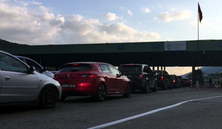 SEZONI TURISTIK/ Kosovarë e maqedonas dynden në Morinë. Gati për plazh…