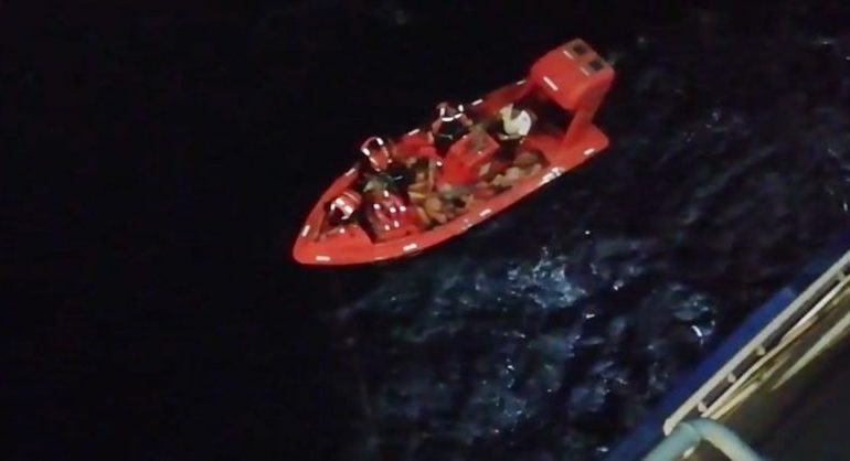 ZJARRET PËRFSHIJNË GREQINË/ Operacion në det, shpëtohen gjashtë turistë francezë (VIDEO)