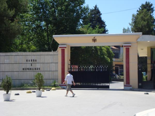 USHTROI DHUNË NDAJ ISH GRUAS/ Arrestohet punonjësi i Gardës, SHÇBA: E kishte kërcënuar…