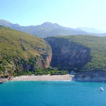 “Gjiri i Shqipërisë, ku një dëshirë e zjarrtë ‘shuhet’ dhe ndihesh si në vitet ‘80”