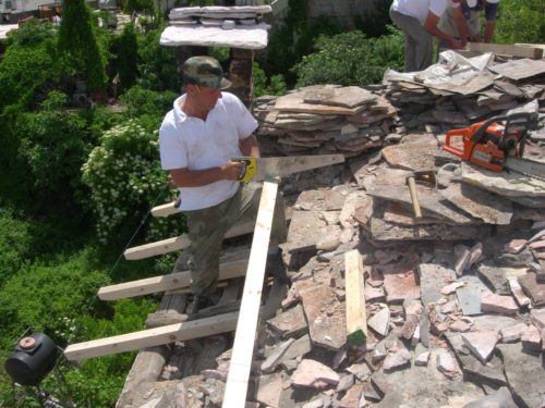 SEZONI TURISTIK/ Restaurimi i banesave karakteristike në Gjirokastër, trendi i kohës për qytetin e gurtë