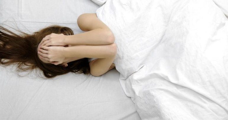 Nuk flini gjumë mjaftueshëm? Zbuloni dëmet e pariparueshme në shikim
