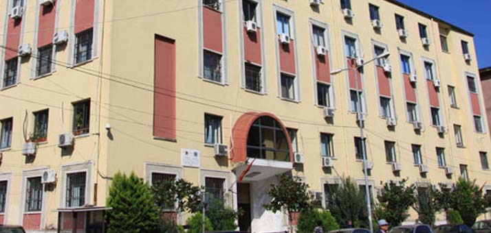 Merrnin para për çështje gjyqësore/ Gjykata e Durrësit LE NE BURG policin dhe avokatin