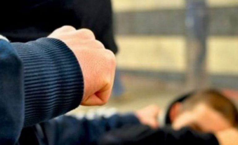 NDODH NË SHKODËR/ I sëmuri mendor GODET një person, por e PËSON infermieri që “i doli në krah” pasi…