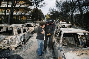 VIKTIMAT E ZJARRIT NË GREQI/ Pedagogu kundër solidaritetit të shqiptarëve: Grekët janë MALLKIM për ne, fqinj të këqinj që na kanë…
