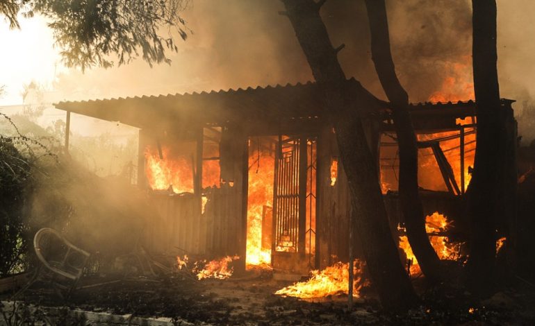 URAGANI I ZJARRIT NE GREQI/ Deri tani 1218 shtëpi të djegura plotësisht