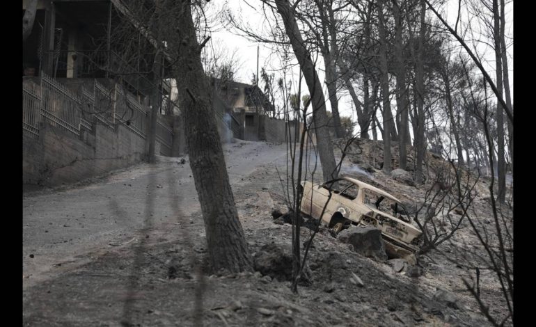 “Dy fëmijë humbën në flakë”/ Dëshmitë e FRIKSHME të grekëve: Zjarri na ra mbi kokë, ishim duke… (FOTOT)