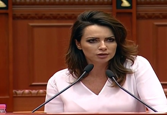 TEATRI/ Grida Duma në Kuvend: A jeton dot një njeri që zgjohet pa kujtesë? Po një komb?! Varroset i gjallë!