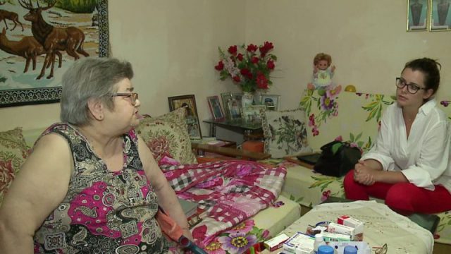 “20 vite në vetmi”/ Historia e 70 vjeçares nga Tirana që e kalon jetën mes sëmundjeve dhe biblës