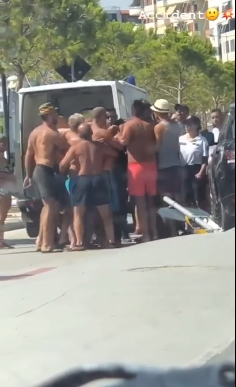 AKSIDENT ME PLAGOSJE NË VLORË/ Plas SHERRI në rrugë. Burri i bie me GRUSHTA… (VIDEO)