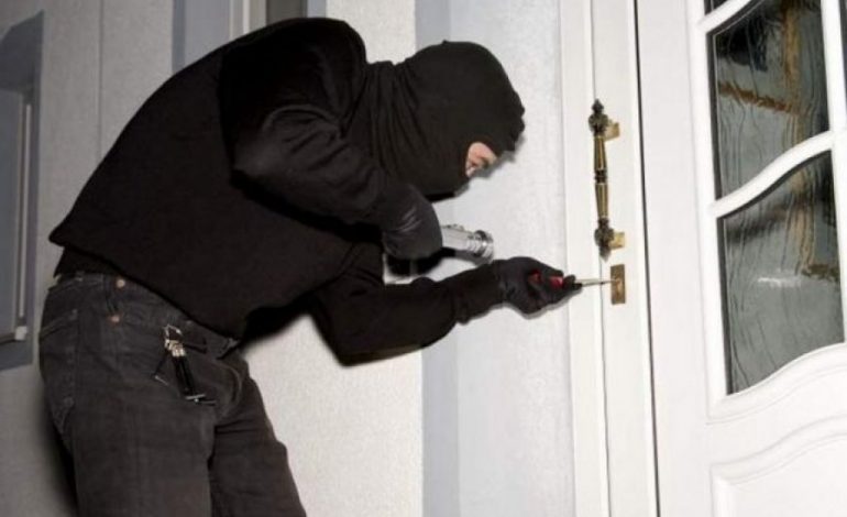 NDODH NË TIRANË/ Hyn në shtëpinë e xhaxhait dhe i vjedh FLORINJTË, 31 vjeçari kapet “MAT” kur…