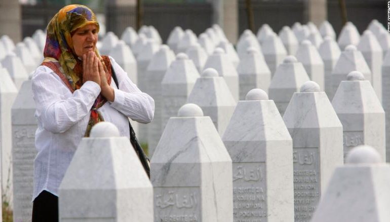 “Lamtumirë Hatixha”/ Vdes udhëheqësja e nënave të 8000 burrave dhe djemve të vrarë në Srebrenicë