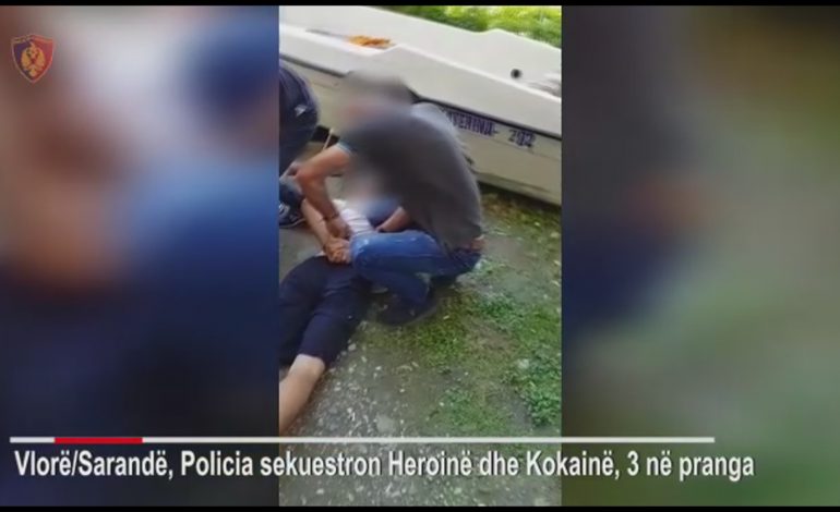 “E KUQJA-E BARDHA”/ Të shtrirë në tokë me duart pas, shihni si arrestohen shpërndarësit 20-vjeçar të drogës drogës (Video)