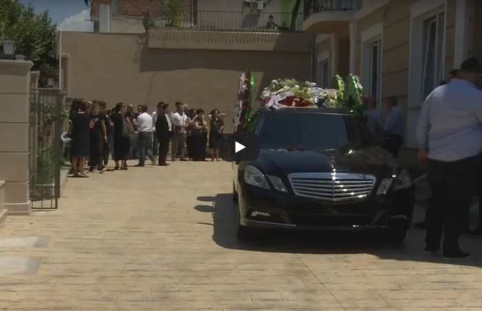 SHOFERI I XHAFAJ U GJET I PAJETË/ Mes LOTËSH dhe DHIMBJESH përcillet për në banesë Shkëlzeni… (VIDEO)