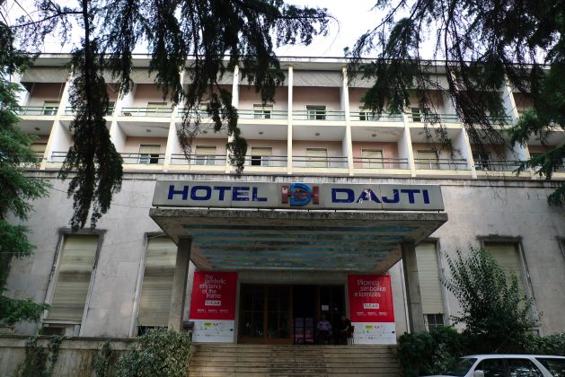Rrënuesit e Hotel Dajtit të “mbërthyer” nga dashuria për gërmadhën e Teatrit Kombëtar