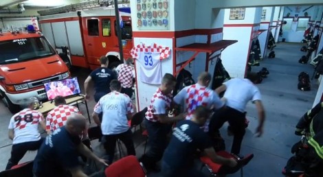 VIDEO VIRALE/ Zjarrëfikësit kroatë braktisin penalltitë sapo dëgjojnë alarmin për zjarr