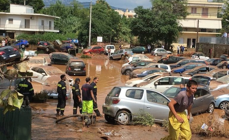 VIJON TRAGJEDIA/ Pas zjarrit Athina përfshihet nga stuhitë e fuqishme, makinat zhyten në ujë