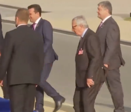 Çfarë i ka ndodhur Presidentit të KE? VOA publikon videon: Juncker humb ekuilibrin e nuk ngjit dot shkallët