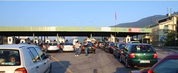 FUNDJAVA E NXEHTE/ Rreth 6 MIJE qytetarë nga Kosova zbarkojnë në plazhet shqiptare. Në pikën kufitare…