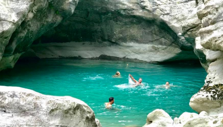 KOMENTET/ Turisti: Erzeni një vend që mbytej nga mbeturinat, shqiptari: Ti do na japësh mend këtu