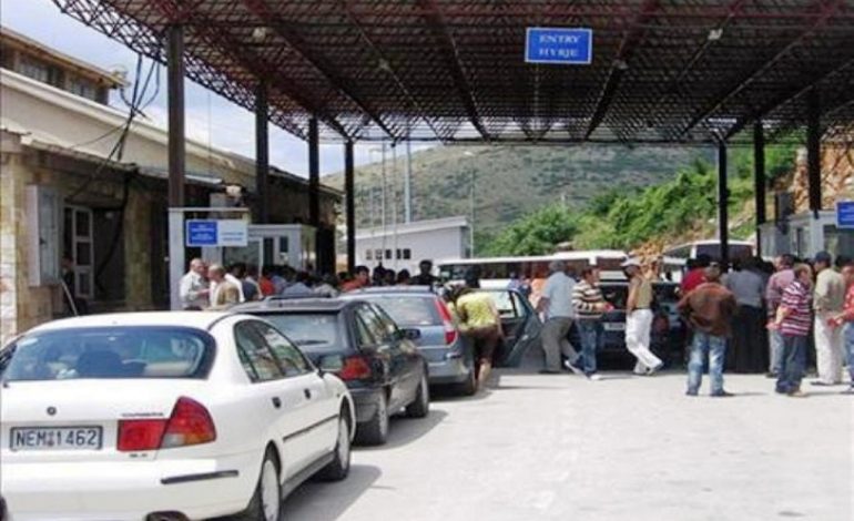 FLUKSI I KLANDESTINËVE NË SHQIPËRI/ Kapen duke kaluar KUFIRIN në Kapshticë 16 refugjatë. Kishin në plan…