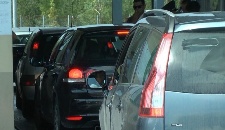 Radhë e gjatë AUTOMJETESH në Kapshticë/ Kthimi i EMIGRANTËVE…