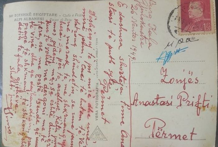 “Ti puth sytë..nga burgu i Gjirokastrës”, zbulohet kartolina e rrallë e një të burgosuri në tregun e antikuareve