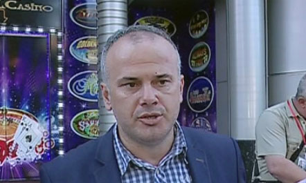“MOS U AFRONI SE DO QELLOJ…”/ Reagon drejtori i OSHEE Fier: Nxorri pistoletën dhe…