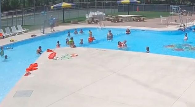 Pamjet rrëqethëse kur një fëmijë po mbytej në pishinë, roja ndërhyn dhe… (VIDEO)