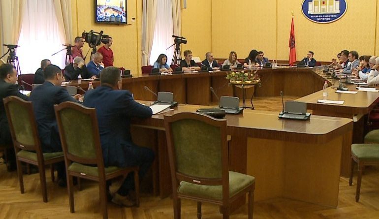 ZBARDHET VENDIMI/ Si do të përfitojnë BIZNESET nga ulja e tatim-fitimit. Nga 15 përqind në…