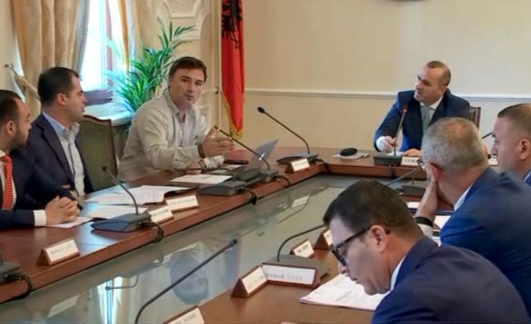 TEATRI/ Alibeaj: A keni frikë nga burgu? Manja: Vrasësit s’mund të bëjnë moral