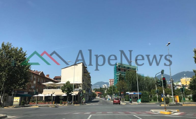 FOTO E DITËS/ E diela “e plazhit”, rrugët e Tiranës BOSH! Të gjithë drejt…