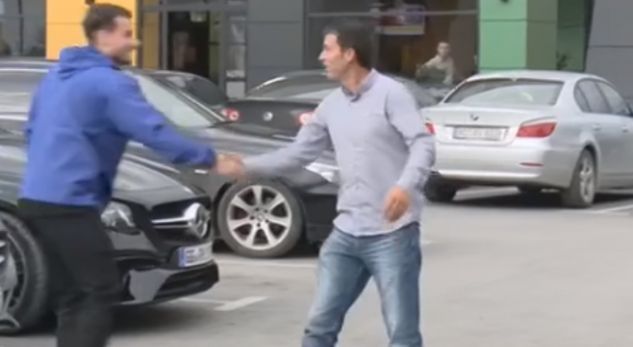 NDODH EDHE KJO/ Shqiptari gjen thesin me PARA por vendos t’ja kthejë të zotit (VIDEO)