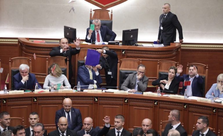 ÇFARË NUK U PA NGA SEANCA MARATONË/ Ramën e qëllojnë me… kartonë. Monika QESH me… (FOTOT)