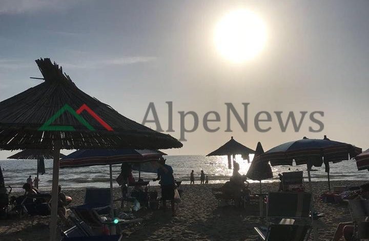 PAS DY MBYTJEVE SOT/ Shmanget TRAGJEDIA në Gjirin e Lalëzit. Burri shpëtohet nga i riu që…