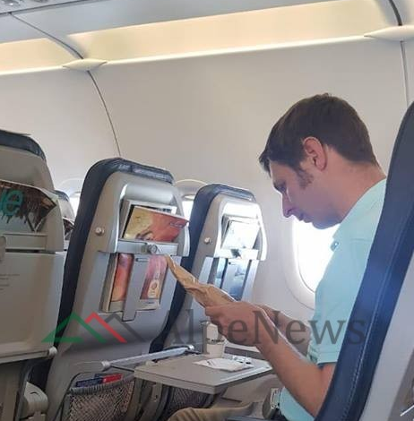 Filloi sezoni i pushimeve për VIP-at/ Një Princeshë, një Princ dhe dy KAPELE kashte…drejt Greqisë (FOTO)