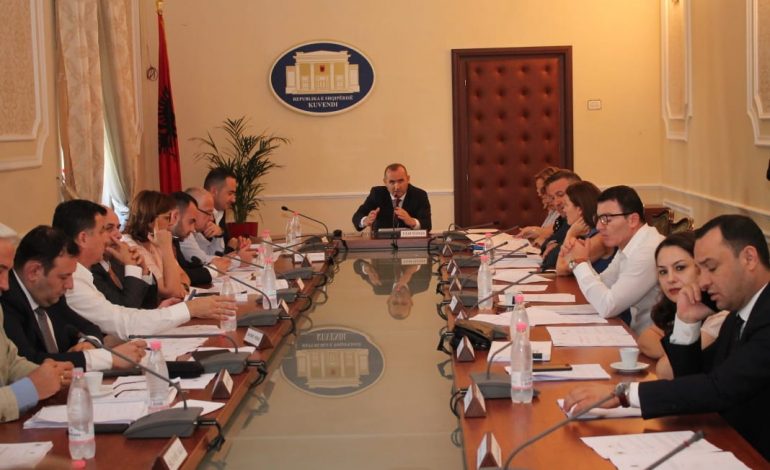 DËGJESA ME KRYEPROKUROREN/ Manja: Po thyeni kodin e etikës. Balliu: Po ju tërheq vëmendjen për…