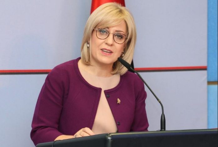 Ministrja Nikolla rrëfen historinë: Si kurshërira ime iu drejtua portalit të mësuesit dhe doli e 99-ta