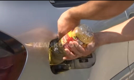 “ÇUDIRA SHQIPTARE”/ I riu bën “SHPIKJE”. Në vend të naftës e mbush makinën me vaj luledielli (VIDEO)