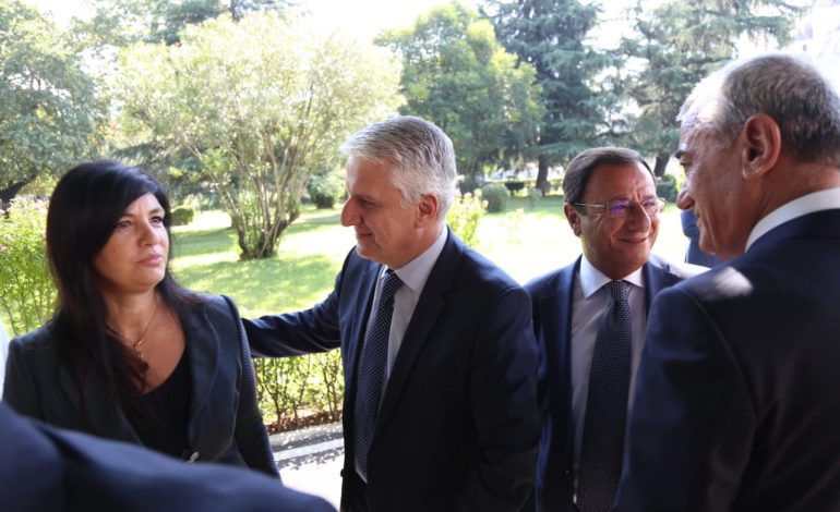 Jozefina Topalli shfaqet në publik, bisedë të ngrohtë me Majkon e Ruçin